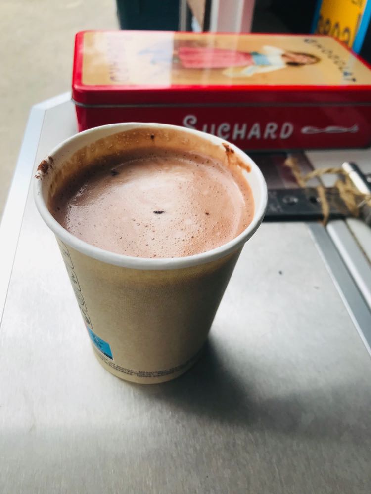 Chocolat chaud servi au comptoir