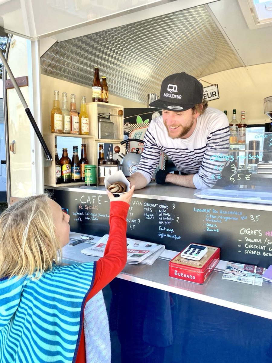 Crêpe remise au client depuis la caravane