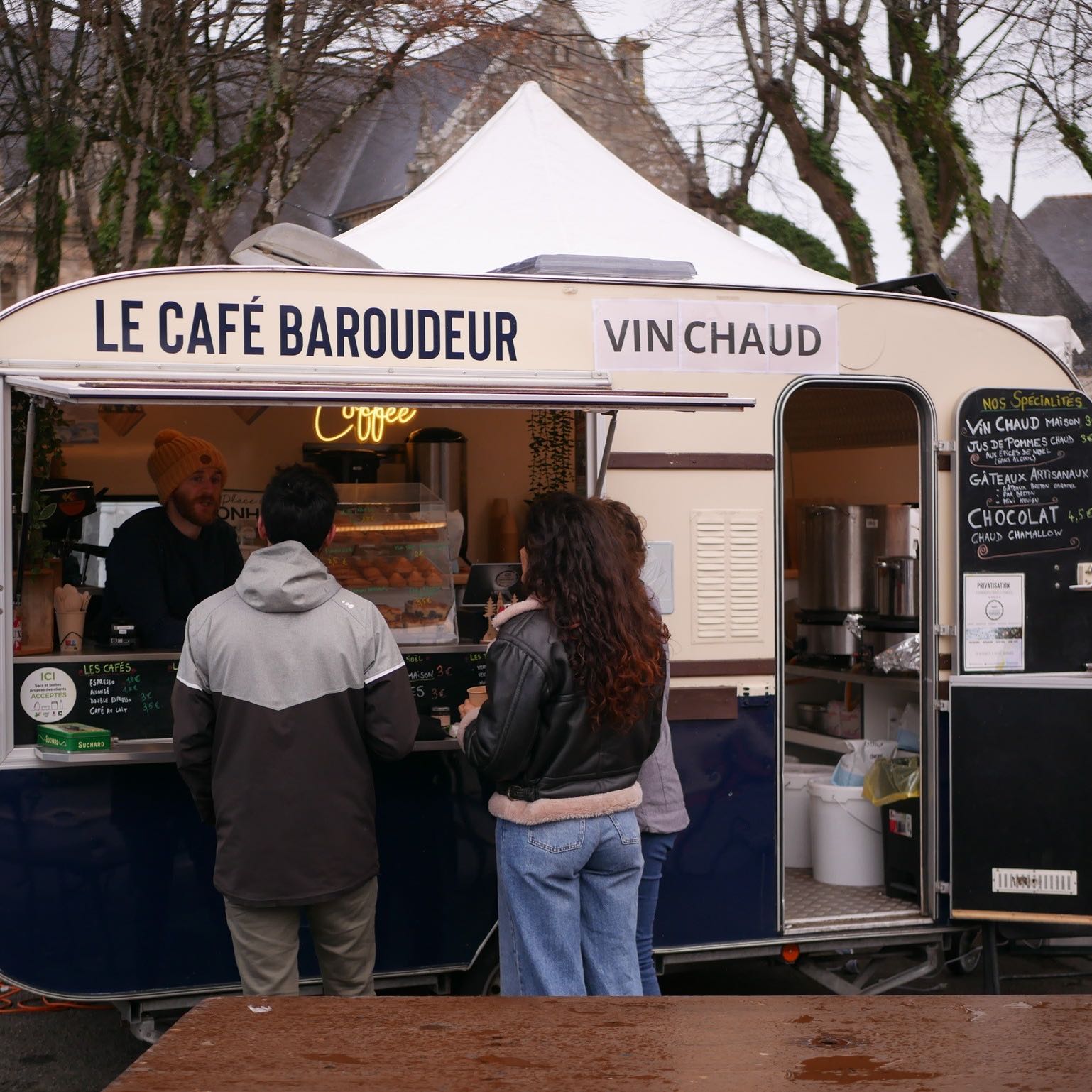 La caravane Café Baroudeur installée pour le service
