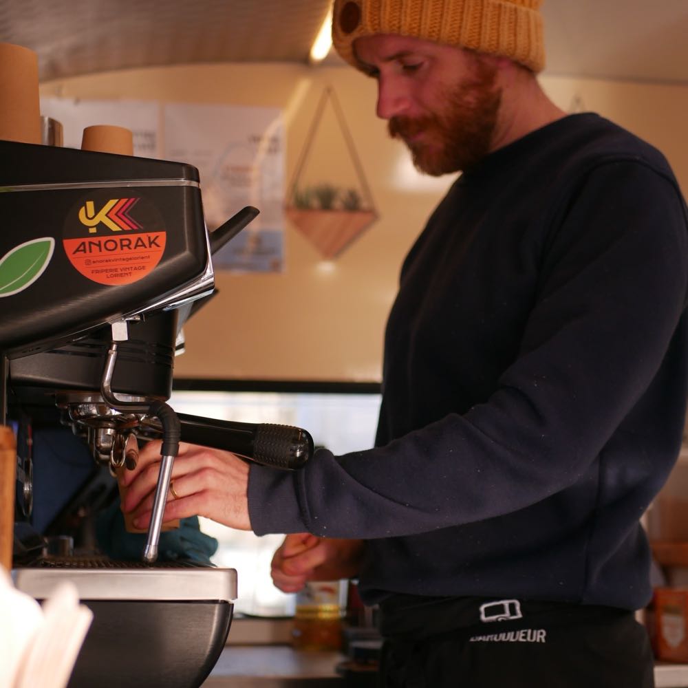 Service de café dans la caravane
