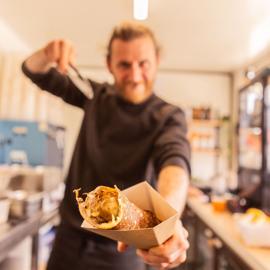 Kevin présente une galette préparée dans la caravane