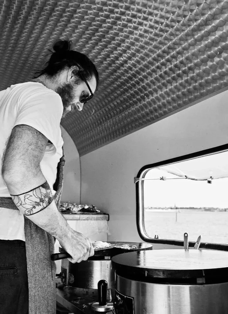 Kevin tourne une galette dans la caravane